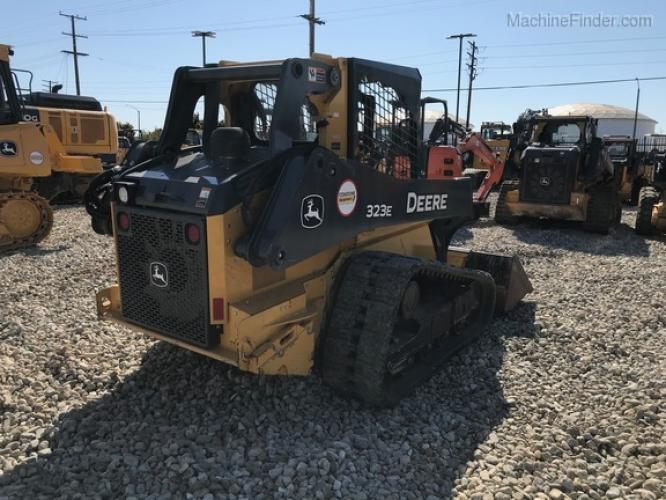 John Deere 323E