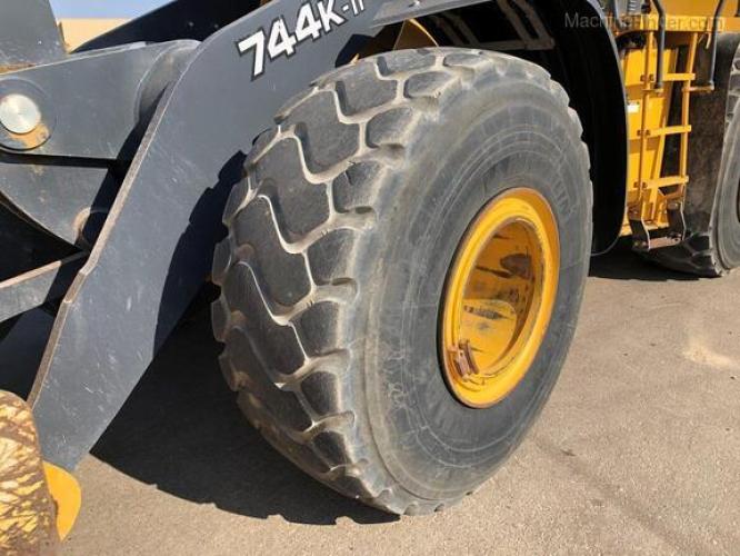 John Deere 744K