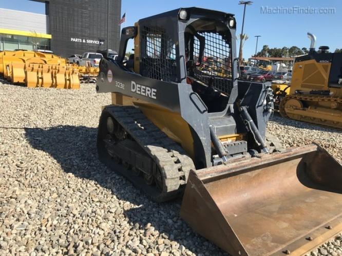 John Deere 323E